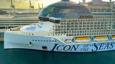 Miami, Florida, ABD - 4 Ocak 2025 Dünyanın en büyük yolcu gemisi Icon of the Seas 'ın önü. Gemi RCI, Royal Caribbean International tarafından işletilmektedir..