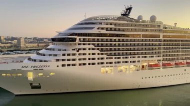 Le Havre, Fransa 16 Ocak 2025: MSC Preziosa yolcu gemisinin yanından geçerek Le Havre limanına yanaştı