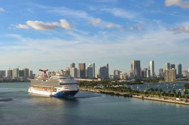 Miami, Florida, ABD - 4 Ocak 2025: Yolcu gemisi Horizon 'un Karayipler' e giden bir gemi yolculuğunun başlangıcında Miami limanından ayrıldığı manzara.