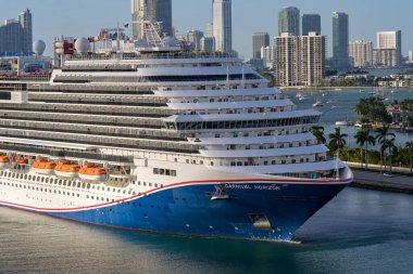 Miami, Florida, ABD - 4 Ocak 2025: Yolcu gemisi Horizon 'un Karayipler' e giden bir gemi yolculuğunun başlangıcında Miami limanından ayrıldığı manzara.