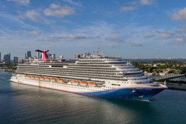 Miami, Florida, ABD - 4 Ocak 2025: Yolcu gemisi Horizon 'un Karayipler' e giden bir gemi yolculuğunun başlangıcında Miami limanından ayrıldığı manzara.