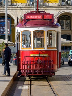 Lizbon, Portual, Avrupa - 13 Ocak 2025: Lizbon şehir merkezindeki caddelerden birinde çalışan klasik bir elektrikli tramvayın görüntüsü üzerine.