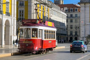 Lizbon, Portual, Avrupa - 13 Ocak 2025: Lizbon şehir merkezindeki caddelerden birinde çalışan klasik elektrikli tramvay.