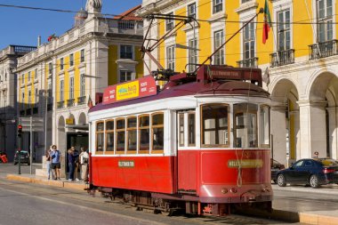 Lizbon, Portual, Avrupa - 13 Ocak 2025: Lizbon şehir merkezindeki caddelerden birinde çalışan klasik elektrikli tramvay.