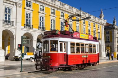Lizbon, Portual, Avrupa - 13 Ocak 2025: Lizbon şehir merkezindeki caddelerden birinde çalışan klasik elektrikli tramvay.