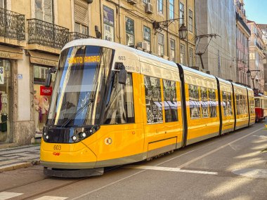 Lizbon, Portual, Avrupa - 13 Ocak 2025: Lizbon şehir merkezindeki sokaklardan birinde modern elektrikli tramvay.