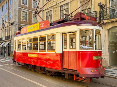 Lizbon, Portual, Avrupa - 13 Ocak 2025: Lizbon şehir merkezindeki caddelerden birinde çalışan klasik elektrikli tramvay.