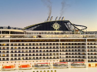 Miami, Florida, ABD - 4 Ocak 2025: MSC Cruises tarafından işletilen bir yolcu gemisinin bacasında logo işareti.