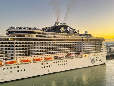 Le Havre, Fransa, Avrupa - 4 Ocak 2025: Gezi gemisi MSC Preziosa sabah erken saatlerde Le Havre limanına yanaştı