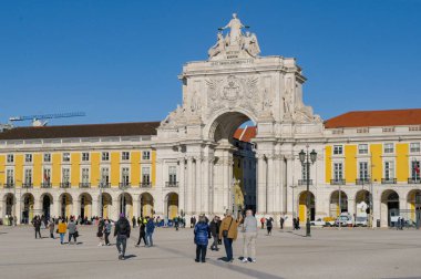 Lizbon, Portual, Avrupa - 13 Ocak 2025: Lizbon şehir merkezindeki Rua Augusta Kemeri manzaralı ön planda turistler