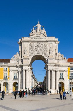 Lizbon, Portual, Avrupa - 13 Ocak 2025: Lizbon şehir merkezindeki Rua Augusta Kemeri manzaralı ön planda turistler