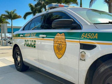 Miami, Florida, ABD - 4 Ocak 2024: Miami-Dade Polis Departmanı 'nın Miami Limanı' ndaki bir gemi terminalindeki devriye aracının görüntüsü