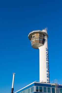 Le Havre, Fransa, Avrupa - 16 Ocak 2025: Le Havre Limanı için açık mavi gökyüzü üzerindeki nakliye kontrol kulesi