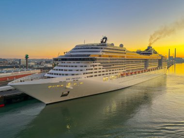 Le Havre, Fransa, Avrupa - 4 Ocak 2025: Gezi gemisi MSC Preziosa şafakta Le Havre limanına yanaştı.