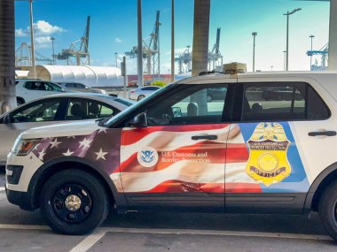 Miami, Florida, ABD - 4 Ocak 2024: ABD İç Güvenlik Bakanlığı 'nın bir parçası olan ABD Gümrük ve Sınır Koruma Dairesi tarafından kullanılan araç