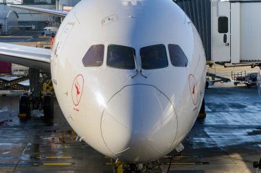 Londra, İngiltere, İngiltere - 3 Ocak 2025: Boeing 787 jetinin Burnu (ruhsat VH-ZNG), Avustralya havayolu Qantas tarafından Londra Heathrow havaalanında işletilmektedir.