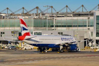 Londra, İngiltere, İngiltere - 3 Ocak 2025: British Airways Airbus A320 jeti (ruhsat G-EUYP) Londra Heathrow havaalanındaki Terminal 3 'e park etti..