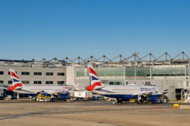 Londra, İngiltere, İngiltere - 3 Ocak 2025: British Airways Airbus A320 jeti (ruhsat G-EUYP) Londra Heathrow havaalanındaki Terminal 3 'e park etti..