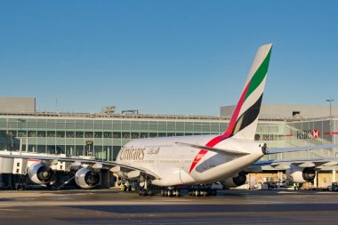 Londra, İngiltere, İngiltere - 3 Ocak 2025: Londra Heathrow Havaalanı 'ndaki Terminal 3' e park edilmiş Emirates Airbus A380 uçağının arka görüntüsü.,