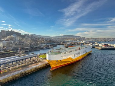 Vigo, İspanya - 14 Ocak 2025: Araç taşıyıcı gemisi Grande Napoli Vigo limanına yanaştı. Taşıyıcı Grimaldi Hatları tarafından çalıştırılıyor..