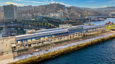 Vigo, İspanya - 14 Ocak 2025: Vigo limanındaki yolcu terminalinin havadan görünüşü.