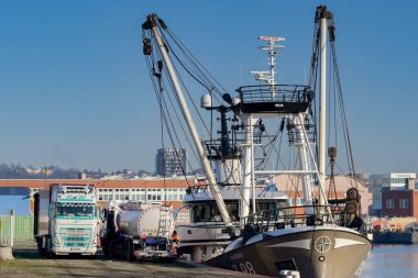 Le Havre, Fransa - 16 Ocak 2025: Trawler balıkçı teknesi Le Havre limanına yanaştı..