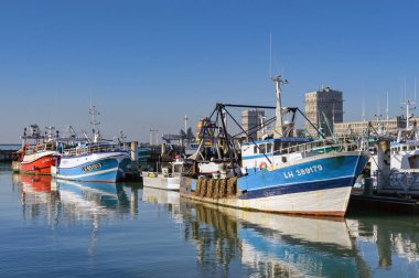 Le Havre, Fransa - 16 Ocak 2025: Le Havre Limanı 'nda balıkçı tekneleri
