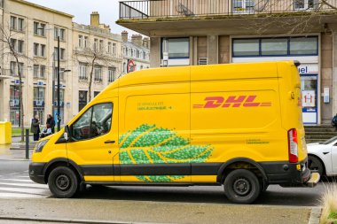 Le Havre, Fransa, Avrupa - 16 Ocak 2025: Paket dağıtım şirketi DHL tarafından kullanılan elektrikli minibüsün yan görünümü.