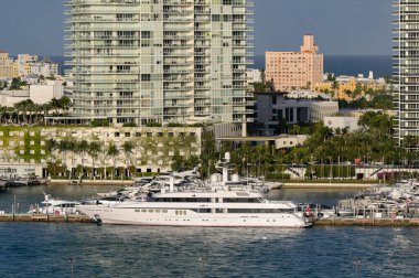 Miami, Florida, ABD - 4 Ocak 2025: Miami Beach 'teki marinada lüks apartman bloklarının önünde demirlemiş Super yat Mylin IV. Sahibi Micky Arison, Karnaval Şirketi 'nin başkanı ve CEO' su..