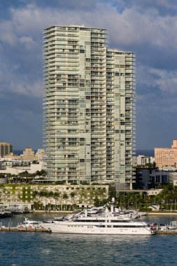 Miami, Florida, ABD - 4 Ocak 2025: Miami Beach 'teki marinada lüks apartman bloklarının önünde demirlemiş Super yat Mylin IV. Sahibi Micky Arison, Karnaval Şirketi 'nin başkanı ve CEO' su..