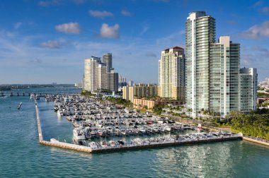 Miami, Florida, ABD - 4 Ocak 2025: Miami Beach 'teki marinaya bakan apartman blokları,