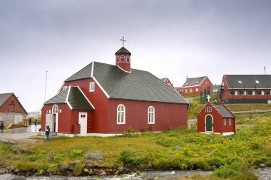 Qaqortoq, Grönland - 28 Ağustos 2024: Uzak Qaqortoq kasabasındaki Tarihi Kurtarıcı Kilisesi.