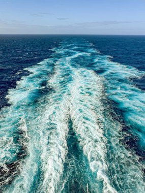 Güneşli bir günde yolcu gemisinden denize geniş açılı bir bakış açısı. İnsan yok. Seyahat konsepti.