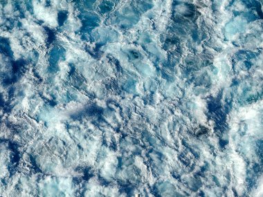 Güneşli bir günde, bir yolcu gemisinden deniz manzarası. İnsan yok. Seyahat konsepti.