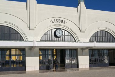 Lizbon, Portekiz, Avrupa - 13 Ocak 2025: Lizbon 'daki feribot terminaline giriş