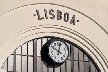 Lizbon, Portekiz, Avrupa - 13 Ocak 2025: Lizbon 'daki feribot terminalinin girişinin üstündeki saat