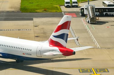 Londra, İngiltere, İngiltere - 29 Nisan 2024: Airbus A320 (ruhsat G-EUUW) Londra Heathrow Havaalanı 'ndan kalkmak üzere British Airways tarafından işletilmektedir..