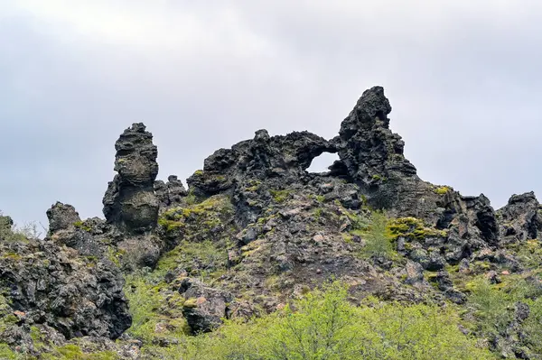 Dimmuborgir, İzlanda - 24 Ağustos 2024: Volkanik krater doğa rezervinde lav oluşumu