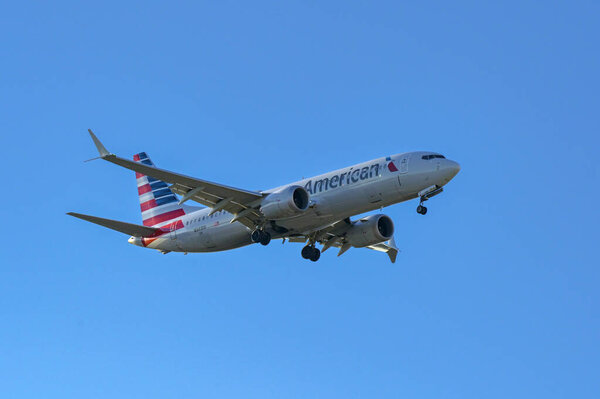 Майами, Флорида, США - 4 января 2025 года: Boeing 737 Max 8 авиакомпании American Airlines (регистрационный номер N341RW) приближается к международному аэропорту Майами.