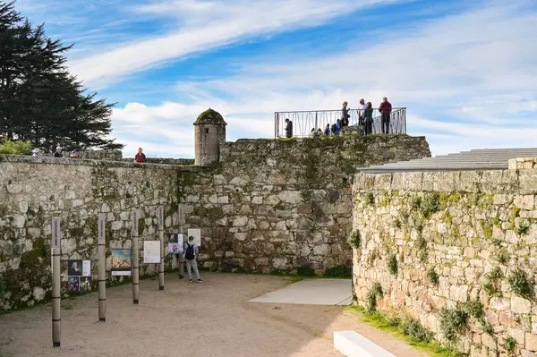 Vigo, İspanya - 14 Ocak 2025: Vigo şehrine tepeden bakan Castro Dağı 'ndaki El Castro Kalesinin siperlerindeki insanlar.