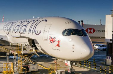 Londra, İngiltere, İngiltere - 3 Ocak 2025: Airbus A350-1000 jeti (ruhsat G-VNVR) Virgin Atlantic Airways tarafından işletilmektedir..