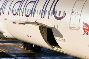 Londra, İngiltere, İngiltere - 3 Ocak 2025: Virgin Atlantic Airways tarafından işletilen Airbus A350-1000 uçağının açık kargo kapısının yakın görüntüsü.