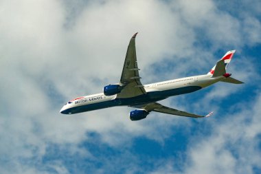 Londra, İngiltere, İngiltere - 28 Nisan 2024: Airbus A350 jeti (ruhsat G-XWBJ) Heathrow Havaalanı 'ndan havalandıktan sonra British Airways tarafından kullanıldı..