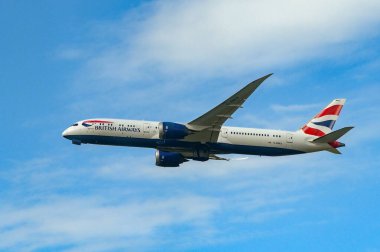 Londra, İngiltere, İngiltere - 28 Nisan 2024: Boeing 787 Dreamliner jeti (ruhsat G-ZBKS) Heathrow Havaalanı 'ndan havalandıktan sonra İngiliz Hava Yolları tarafından kullanıldı..