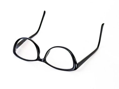 Beyaz arka planda izole edilmiş kedi gözü şekilli bir çift gözlük. Boşluğu kopyala. 