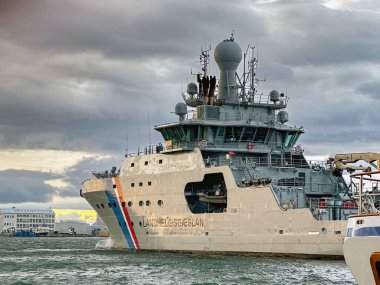 Reykjavk, İzlanda - 21 Ağustos 2024: İzlanda Sahil Güvenlik gemisi Reykjavik limanına yanaştı