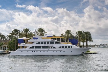 Fort Lauderdale, Florida, ABD - 2 Aralık 2023: Fort Lauderdale limanındaki Tanzanite yatının manzaralı manzarası.