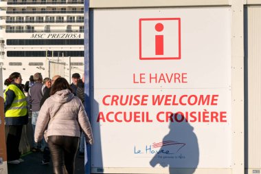 Le Havre, Fransa - 16 Ocak 2025: Le Havre Limanı 'ndaki bir yolcu gemisinin yolcuları