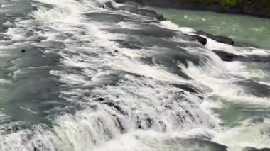Islak bir günde İzlanda 'nın güneybatısındaki Gullfoss şelalesinin manzarası.,