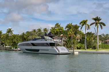 Miami, Florida, ABD - 1 Aralık 2023: Miami Körfezi 'ndeki Iron Gryphon adlı süper yatı demirlemiş lüks bir evin manzarası